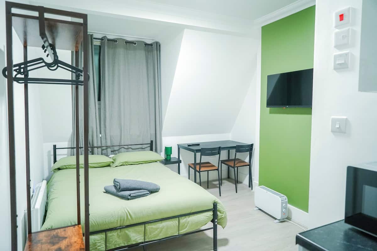 Deluxe-studio | Työpöytä, kannettavalle tietokoneelle sopiva työtila