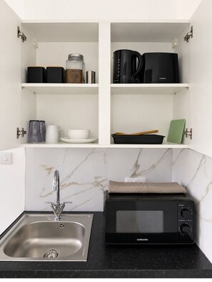 Deluxe Triple Room | Private kitchen | Mini-fridge, microwave, stovetop, cookware/dishes/utensils - KW SELF CONTAIN STUDIOS ALEXANDRA PALACE (London)