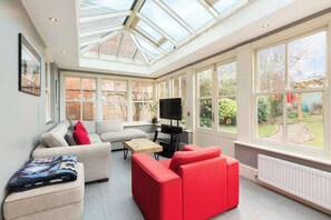 TV, offices - Large 4 Bed Family Home in Kenilworth with parking (Warwickshire)