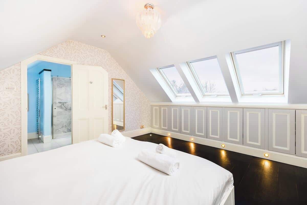 4 bedrooms, iron/ironing board, WiFi, bed sheets