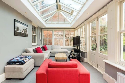 Large 4 Bed Family Home in Kenilworth with parking