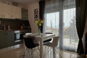 Fridge, microwave, oven, stovetop - Villa Madlen - Sea View Apartment 2 (Opatija)