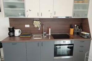 Fridge, microwave, oven, stovetop - Villa Madlen - Sea View Apartment 2 (Opatija)
