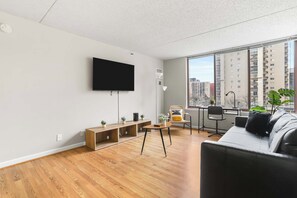 TV - Modern Apt Walkable to Metro + Gym (Arlington)