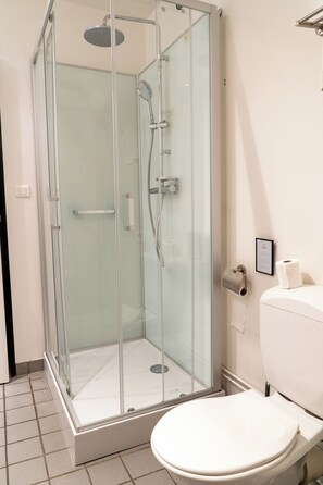 Shower, hair dryer, towels, toilet paper - Maison 2 du domaine d'embourg (Souvigny)