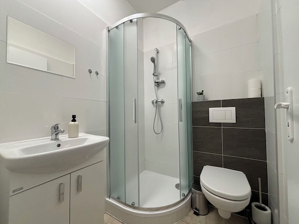 Classic Triple Room, Non Smoking | Bathroom | Towels, soap, toilet paper