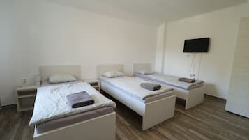 Habitación triple clásica, para no fumadores | Escritorio, espacio para trabajar con laptop y wifi gratis
