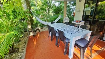 Cabaña familiar, para no fumadores, junto a la playa | Restaurante al aire libre