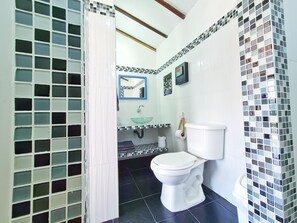 Family Cabin, Non Smoking, Beachside | Bathroom | Towels, soap, toilet paper - Ancla del galeon 7 (Tolu)