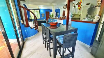 Family Cabin, Non Smoking, Beachside | Dining
