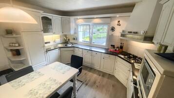 Refrigerador, microondas, horno y parrilla de estufa