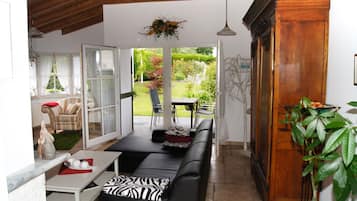 Televisie, een dvd-speler en een stereo