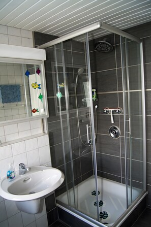 Dusche, Haartrockner, Handtücher