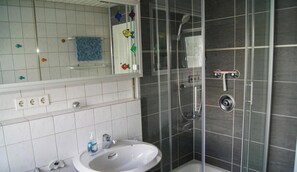 Douche, sèche-cheveux, serviettes fournies