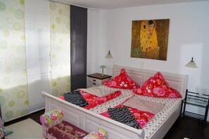 3 habitaciones, tabla de planchar con plancha, wifi y ropa de cama 