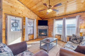 TV, fireplace - Huge 3BD in TOWN! HOT TUB +Game Room +POOL Access! (Pigeon Forge)