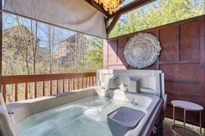 Outdoor spa tub - Huge 3BD in TOWN! HOT TUB +Game Room +POOL Access! (Pigeon Forge)