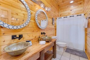 Hair dryer, towels - Huge 3BD in TOWN! HOT TUB +Game Room +POOL Access! (Pigeon Forge)