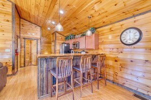 Interior - Huge 3BD in TOWN! HOT TUB +Game Room +POOL Access! (Pigeon Forge)