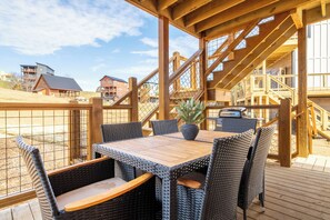 Outdoor dining - Relaxing 5BD POOL Lodge| Theater + Hot Tub + Games (Sevierville)