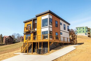 Exterior - Relaxing 5BD POOL Lodge| Theater + Hot Tub + Games (Sevierville)