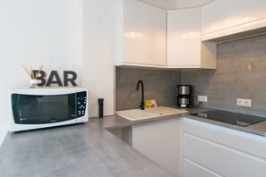 Fridge, dishwasher, coffee/tea maker, electric kettle - WELCS APARTMENT 316 EMP with Balcony, private parking (Empuriabrava)