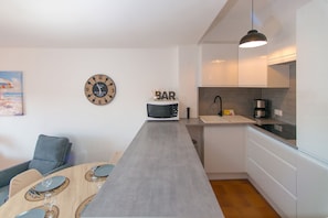 Wasserkocher mit Kaffee-/Teezubehör, Kühlschrank, Geschirrspüler