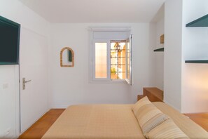 2 bedrooms, bed sheets - WELCS APARTMENT 316 EMP with Balcony, private parking (Empuriabrava)