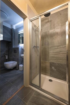 Superior apartment with a sauna AP6 | Kylpyhuone | Ilmaiset hygieniatuotteet, hiustenkuivaaja, tohvelit, pyyhkeet