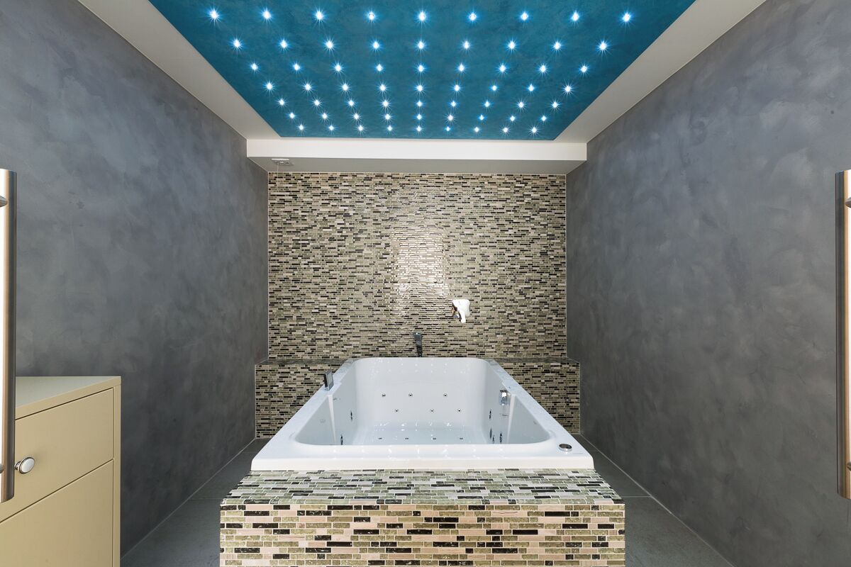 Deluxe apartment with a sauna and bathtub AP2 | Bathroom | Free toiletries, hair dryer, slippers, towels