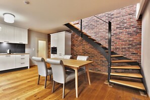 Attic apartment with 1 bedroom, a sauna, and a shower AP4 | Ruokailu