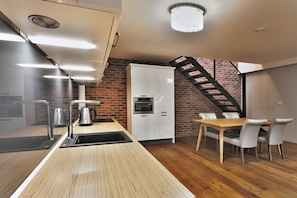 Attic apartment with 1 bedroom, a sauna, and a shower AP4 | Dapur peribadi | Peti sejuk/penyejuk beku saiz penuh, ketuhar gelombang mikro 
