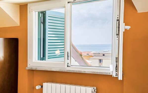 Interior - Alda's Home: Sea View Retreat (Lavagna)
