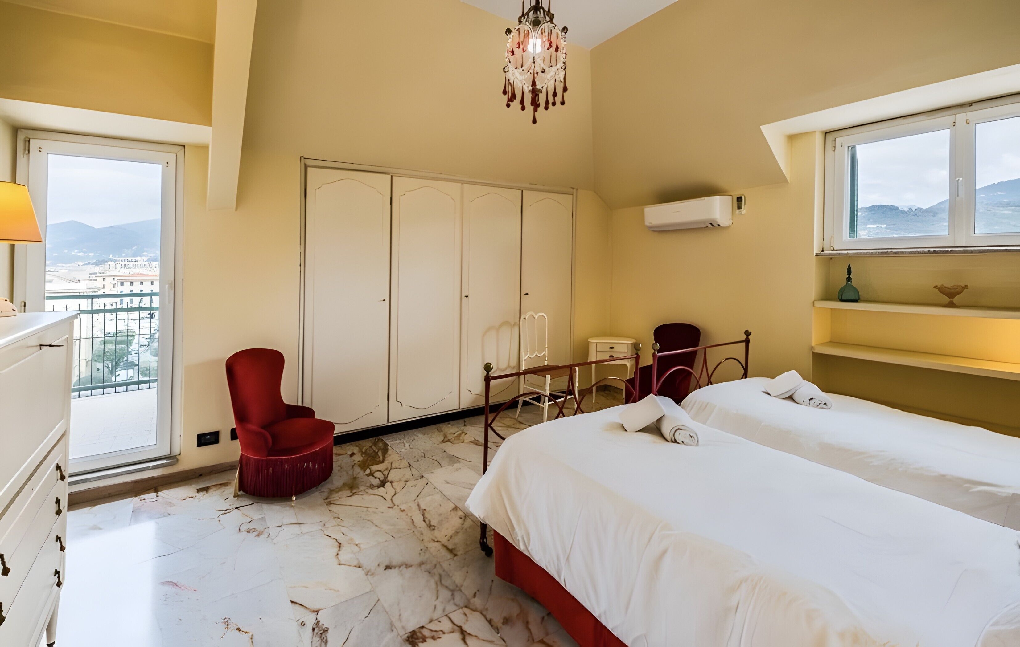 4 bedrooms, iron/ironing board, WiFi, bed sheets