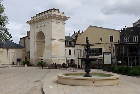 Unclassified image, 1 of 4, button