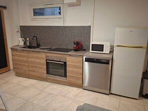 Réfrigérateur, four à micro-ondes, un four, surface de cuisson