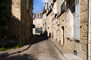 Unclassified image, 2 of 4, button