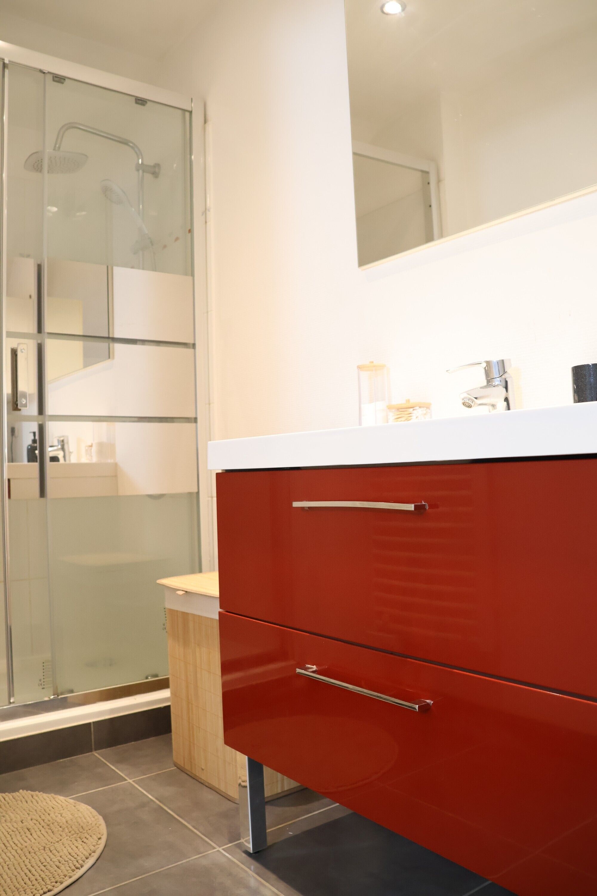 Een douche, een haardroger, handdoeken