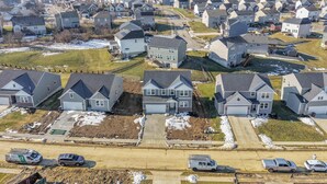 Un quartier résidentiel avec des maisons, des rues et un chantier de construction.
