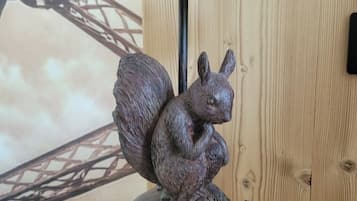 Una lámpara con una figurita de ardilla sobre una base de madera.