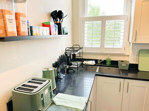 Fridge, microwave, oven, stovetop - Wimbledon Area Accommodation (London)