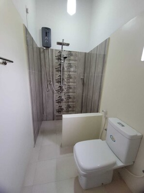 Shower, towels, soap, toilet paper - Serenity Villa (Weligama)