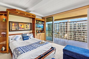 Desk, iron/ironing board, free WiFi, bed sheets - Ocean View steps from beach, dining, shopping 974 (Lahaina)