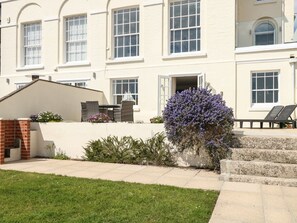 Outdoor dining - Ocean Wave (Weymouth)