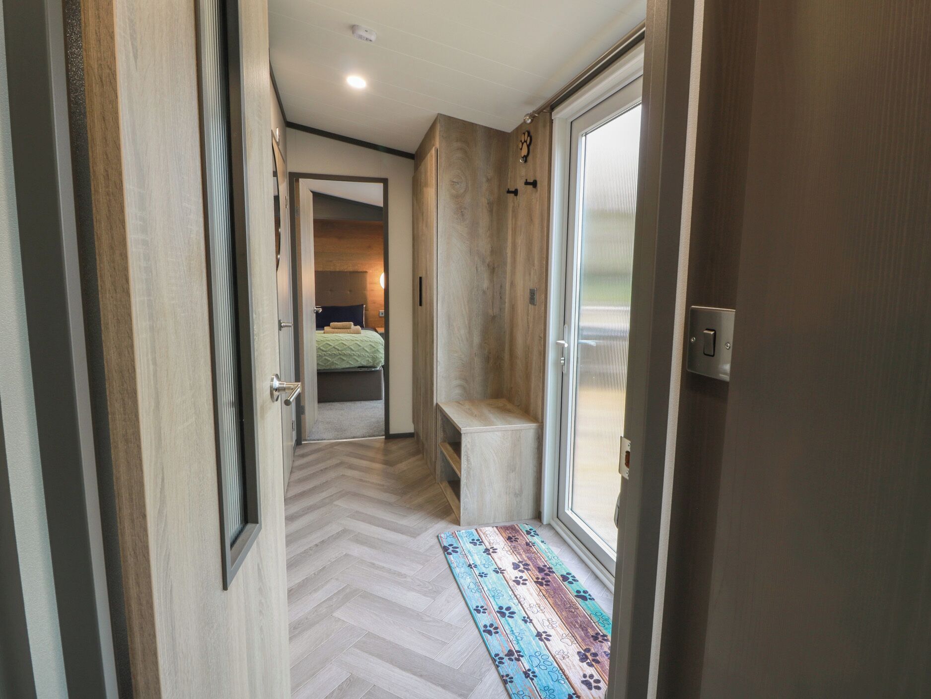 2 عدّة غرف نوم وبديكورات فريدة لكل غرفة وطراز فريد لكل وحدة