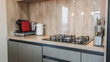 Dishwasher, cookware/dishes/utensils