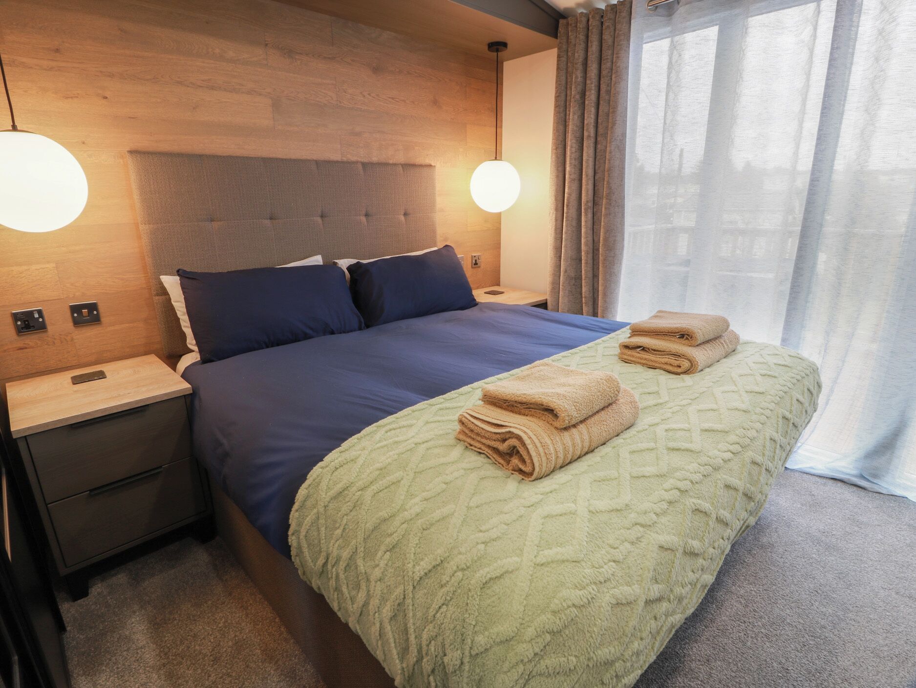 2 عدّة غرف نوم وبديكورات فريدة لكل غرفة وطراز فريد لكل وحدة