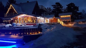Un chalet doté d’une grande terrasse, d’une piscine et d’un panneau indiquant un prix de 3 pièces.