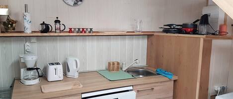 Kühlschrank, Mikrowelle, Ofen, Herdplatte