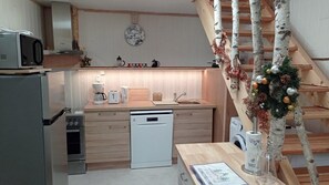 Frigorífico, microondas, horno y placa de cocina